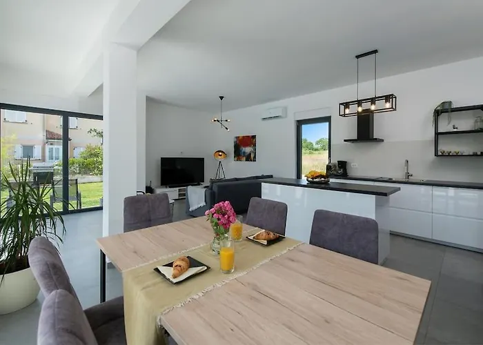 Vila Luna By Briskva Fiorini